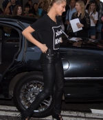hailey-baldwin-out-and-about-in-new-york-10-19-2016_3.jpg