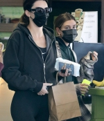 Kendall-Jenner-and-Hailey-Baldwin-Out-in-West-Hollywood-november-5-2020-04.jpg