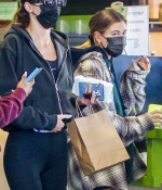 Kendall-Jenner-and-Hailey-Baldwin-Out-in-West-Hollywood-november-5-2020-07.jpg