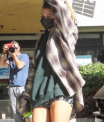 Kendall-Jenner-and-Hailey-Baldwin-at-Earthbar-in-West-Hollywood-01.jpg