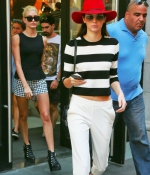 kendall-jenner-and-hailey-baldwin-out-shopping-in-new-york_7.jpg