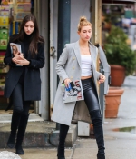 hailey-baldwin-shopping-magazines-in-new-york-city-march-2015_283429.jpg