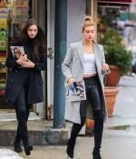hailey-baldwin-shopping-magazines-in-new-york-city-march-2015_283529.jpg