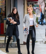 hailey-baldwin-shopping-magazines-in-new-york-city-march-2015_283729.jpg
