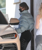 hailey-bieber-leaves-private-pilates-class-in-los-angeles-11-25-2020-8.jpg