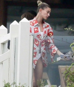 hailey-bieber-kendall-jenner-and-justin-bieber-spotted-at-the-kardashians-beach-house-in-malibu-california-10.jpg