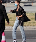 hailey-bieber-arrives-back-from-sardinia-on-a-private-jet-los-angeles-4.jpg