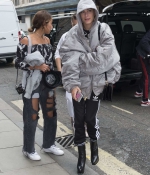 hailey-baldwin-september-16-2017-out-in-london-oversized-gray-grey-sweater-style-ankle-boots-black-2.jpg