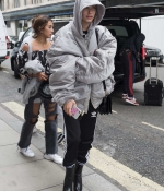 hailey-baldwin-september-16-2017-out-in-london-oversized-gray-grey-sweater-style-ankle-boots-black-5.jpg