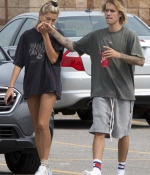 hailey-baldwin-and-justin-bieber-gets-in-some-pda-while-out-and-about-in-ontario-canada-1.jpg