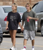 hailey-baldwin-and-justin-bieber-gets-in-some-pda-while-out-and-about-in-ontario-canada-2.jpg