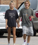 hailey-baldwin-and-justin-bieber-gets-in-some-pda-while-out-and-about-in-ontario-canada-3.jpg