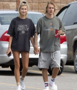 hailey-baldwin-and-justin-bieber-gets-in-some-pda-while-out-and-about-in-ontario-canada-4.jpg