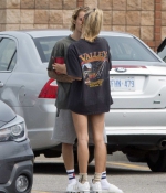 hailey-baldwin-and-justin-bieber-gets-in-some-pda-while-out-and-about-in-ontario-canada-5.jpg