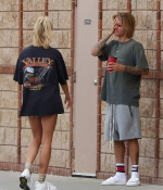 hailey-baldwin-and-justin-bieber-gets-in-some-pda-while-out-and-about-in-ontario-canada-8.jpg