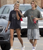 hailey-baldwin-and-justin-bieber-gets-in-some-pda-while-out-and-about-in-ontario-canada-9.jpg