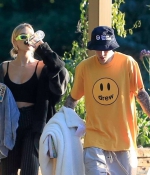 Hailey-and-Justin-Bieber-Leaving-a-park-in-Beverly-Hills-october-2019-0.jpg