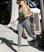 hailey-bieber-November-22-Getting-a-Smoothie-at-Earthbar-in-West-Hollywood-2019-juice-0.jpg