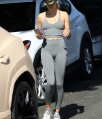 hailey-bieber-November-22-Getting-a-Smoothie-at-Earthbar-in-West-Hollywood-2019-juice-1.jpg
