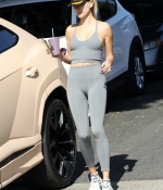 hailey-bieber-November-22-Getting-a-Smoothie-at-Earthbar-in-West-Hollywood-2019-juice-2.jpg