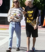 hailey-bieber-and-justin-bieber-November-28-Out-in-Miami-getting-juice-drew-crocs-3.jpg