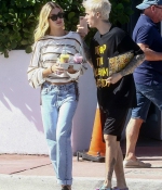 hailey-bieber-and-justin-bieber-November-28-Out-in-Miami-getting-juice-drew-crocs-5.jpg