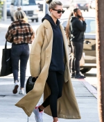 hailey-bieber-stops-by-a-coffee-shop-after-her-daily-workout-routine-in-beverly-hills-los-angeles-3.jpg