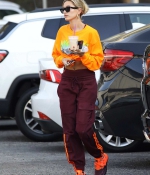 hailey-bieber-shows-off-her-abs-as-she-hits-up-the-dance-studio-in-west-hollywood-california-6.jpg