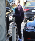 hailey-bieber-grabs-a-post-workout-smoothie-after-a-workout-session-at-the-dogpound-gym-in-los-angeles-0.jpg