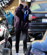 hailey-bieber-grabs-a-post-workout-smoothie-after-a-workout-session-at-the-dogpound-gym-in-los-angeles-1.jpg