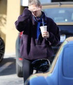 hailey-bieber-grabs-a-post-workout-smoothie-after-a-workout-session-at-the-dogpound-gym-in-los-angeles-4.jpg