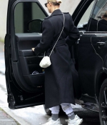 hailey-bieber-braves-the-rain-in-a-black-trench-coat-while-out-for-lunch-in-beverly-hills-california-0.jpg
