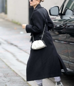 hailey-bieber-braves-the-rain-in-a-black-trench-coat-while-out-for-lunch-in-beverly-hills-california-1.jpg