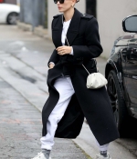hailey-bieber-braves-the-rain-in-a-black-trench-coat-while-out-for-lunch-in-beverly-hills-california-3.jpg