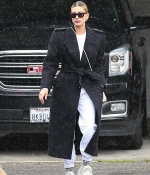 hailey-bieber-braves-the-rain-in-a-black-trench-coat-while-out-for-lunch-in-beverly-hills-california-4.jpg