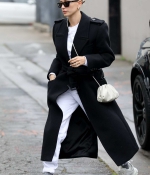 hailey-bieber-braves-the-rain-in-a-black-trench-coat-while-out-for-lunch-in-beverly-hills-california-5.jpg