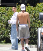 hailey-bieber-and-justin-bieber-playing-basketball-in-beverly-hills-06-14-2020-1.jpg