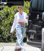hailey-bieber-and-justin-bieber-playing-basketball-in-beverly-hills-06-14-2020-2.jpg