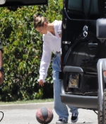 hailey-bieber-and-justin-bieber-playing-basketball-in-beverly-hills-06-14-2020-3.jpg