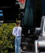 hailey-bieber-and-justin-bieber-playing-basketball-in-beverly-hills-06-14-2020-4.jpg