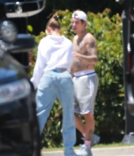 hailey-bieber-and-justin-bieber-playing-basketball-in-beverly-hills-06-14-2020-7.jpg