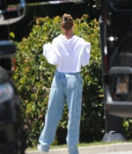hailey-bieber-and-justin-bieber-playing-basketball-in-beverly-hills-06-14-2020-8.jpg