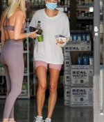 hailey-bieber-August-18-Grab-Juice-Drinks-From-Earth-Bar-in-West-Hollywood-2.jpg