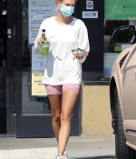 hailey-bieber-August-18-Grab-Juice-Drinks-From-Earth-Bar-in-West-Hollywood-6.jpg