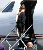 hailey-bieber-and-justin-bieber-August-28-Boarding-a-Private-Jet-in-LA-5.jpg
