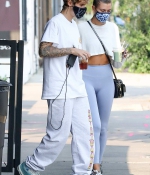 hailey-bieber-and-justin-biebe-August-20-Waiting-in-line-at-a-Breakfast-Joint-in-West-Hollywood-0.jpg