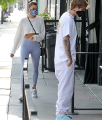 hailey-bieber-and-justin-biebe-August-20-Waiting-in-line-at-a-Breakfast-Joint-in-West-Hollywood-10.jpg