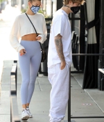 hailey-bieber-and-justin-biebe-August-20-Waiting-in-line-at-a-Breakfast-Joint-in-West-Hollywood-11.jpg