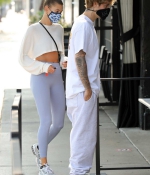 hailey-bieber-and-justin-biebe-August-20-Waiting-in-line-at-a-Breakfast-Joint-in-West-Hollywood-12.jpg