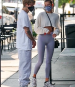 hailey-bieber-and-justin-biebe-August-20-Waiting-in-line-at-a-Breakfast-Joint-in-West-Hollywood-13.jpg